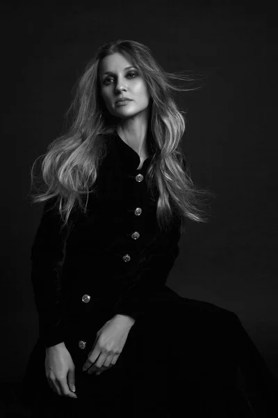 Moda Model kız portre uzun üfleme saç siyah ve beyaz