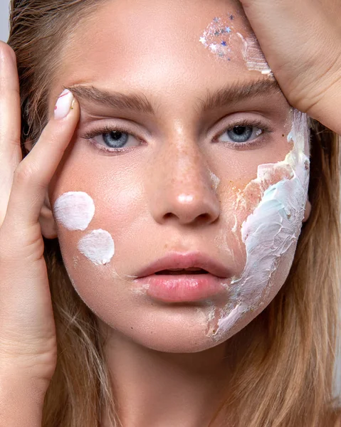 Retrato de beleza de uma menina usando cosméticos de cuidados com a pele Fotos De Bancos De Imagens