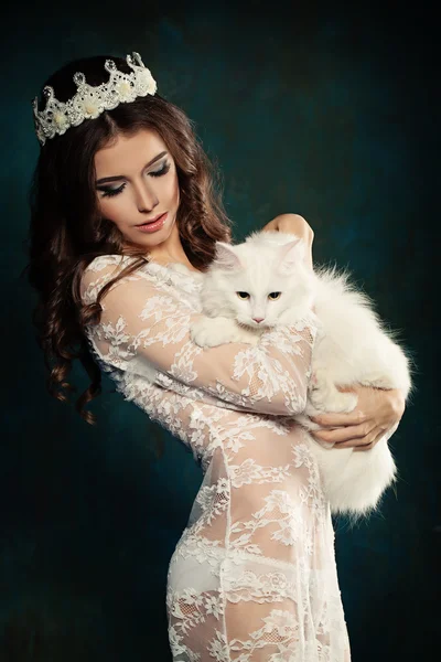 美丽年轻的黑发女人，与白色的猫 — 图库照片
