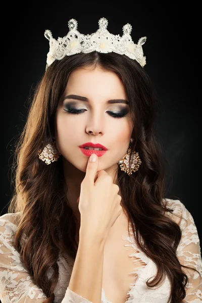 Mulher Morena bonito com cabelo encaracolado e maquiagem lábios vermelhos — Fotografia de Stock