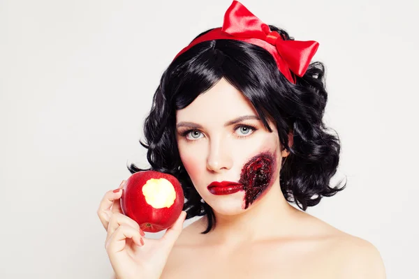 Conceito de Halloween. Mulher com ferida e maçã venenosa — Fotografia de Stock