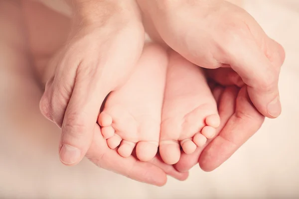 Pie recién nacido en la mano de su padre — Foto de Stock