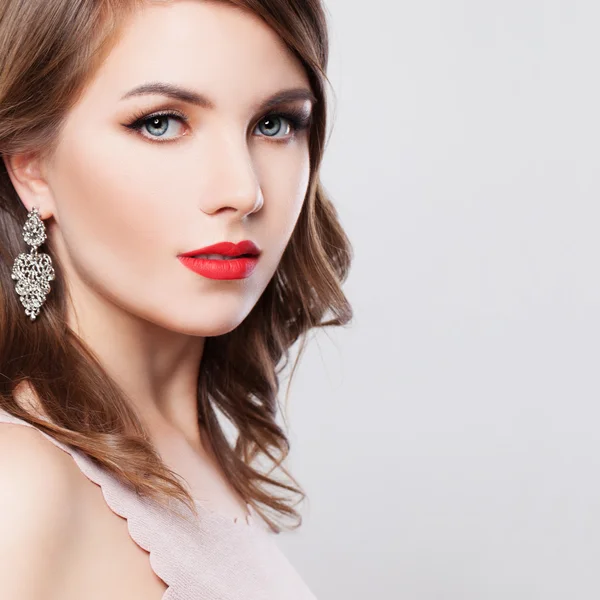 Pretty Woman med Makeup, lockigt hår och örhängen — Stockfoto