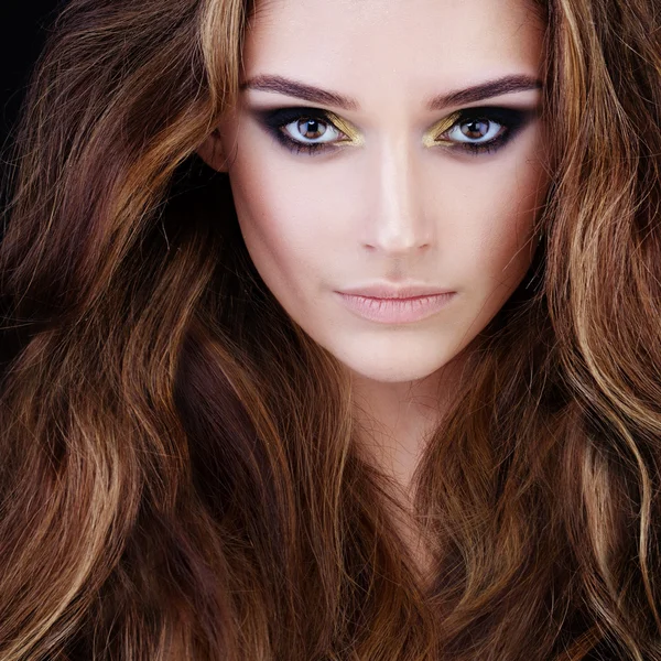 Ομορφιά πορτρέτο του όμορφη γυναίκα με καστανά μαλλιά. Όμορφο πρόσωπο — Φωτογραφία Αρχείου