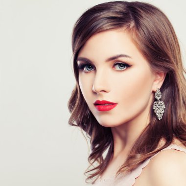 Sevimli kadın. Güzel yüz, saç modeli, doğal makyaj, mükemmel S