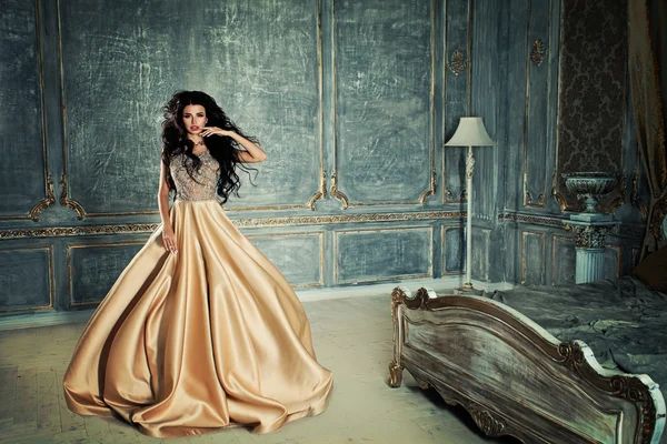 Glamorous Brunette Woman in a Bedroom in Royal Interior — Stock Photo, Image