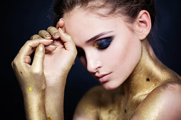 Mujer bonita modelo de moda. Maquillaje de ojos ahumados — Foto de Stock