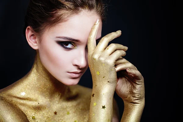 Piękna kobieta moda Model z Golden Skin i efektowne Mak — Zdjęcie stockowe