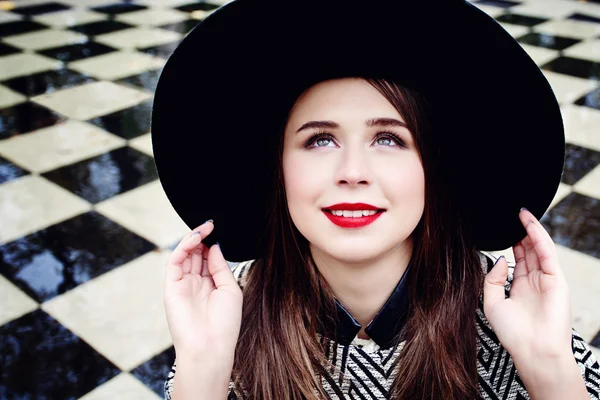 Şapkalı bir gülümseyen genç kadın