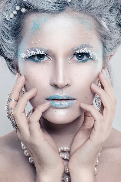 Модель моды "Зимняя красавица". Красивая девушка со снежными волосами — стоковое фото
