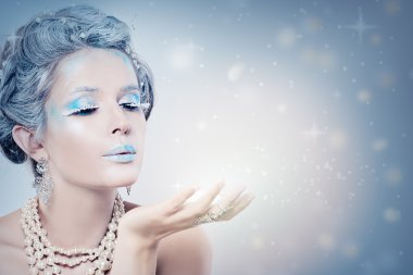 Kış kadın moda Model kar gece. Kar kraliçesi Gir