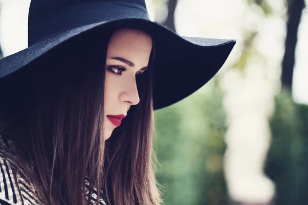 Mulher bonita em um chapéu ao ar livre. Perfil — Fotografia de Stock