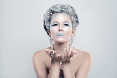 Kış kadın moda Model kar ile bir K üfleme makyaj pırıltılar