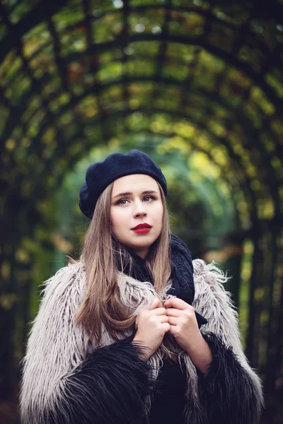 Linda chica modelo de moda al aire libre —  Fotos de Stock