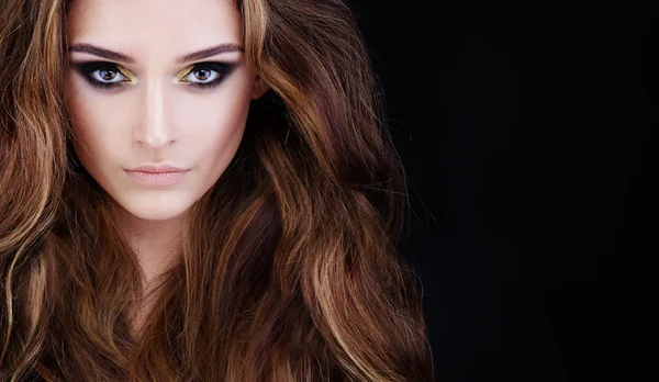 Beautiful Face. Woman Fashion Model with Makeup and Brown Curly — Stock Photo, Image