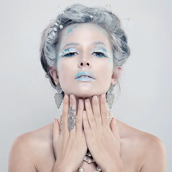 Téli lány. Gyönyörű modell nő ezüst ékszerek és a hó — Stock Fotó