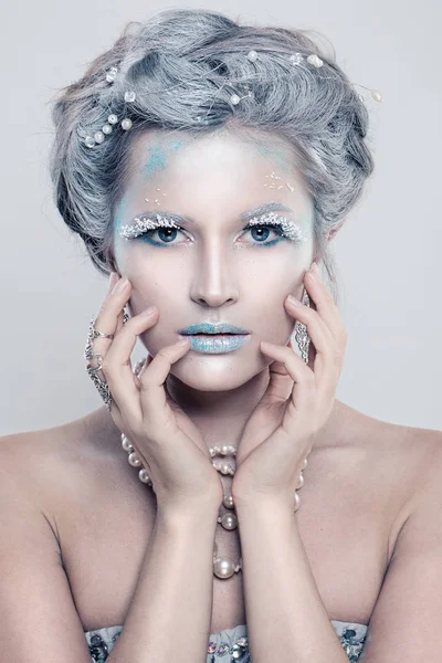 Блестящая зимняя модель-женщина с эффектным макияжем. Бо — стоковое фото