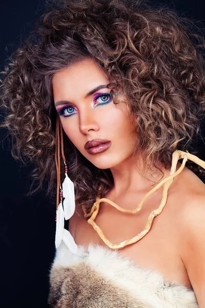 Cara Feminina Bonita. Modelo de moda mulher elegante com Curly Ha — Fotografia de Stock