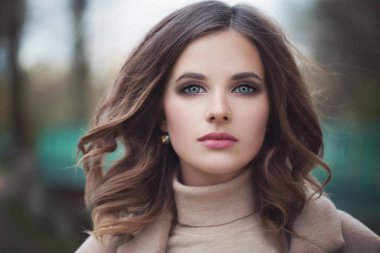 Açık havada rüzgarlı saçlı güzel kadın modeli 