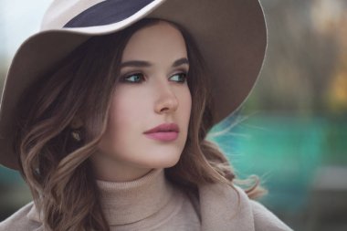 Açık havada bej şapkalı güzel Model kadın. Kadın makyaj ile, 