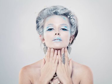 Kış makyaj ve takı ile büyüleyici kadın