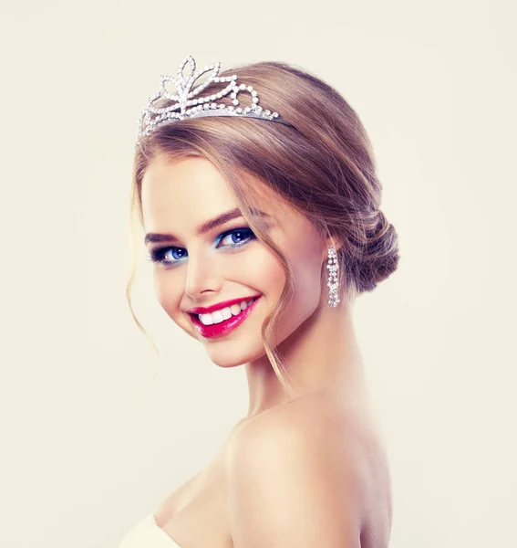 Divat-Model gyönyörű nő gyémánt fülbevaló és a fejdísz — Stock Fotó