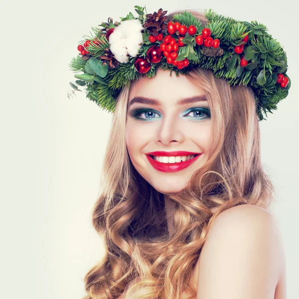 Beleza de Natal. Mulher modelo feliz com loira penteado permanente — Fotografia de Stock