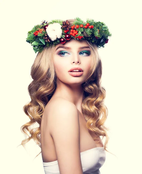 Mulher de Natal com Maquiagem, Cabelo encaracolado loiro e Natal Floral Wr — Fotografia de Stock