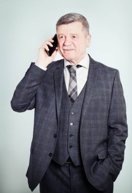 Bir telefon görüşmesi Smartphone ile işadamı Olgun