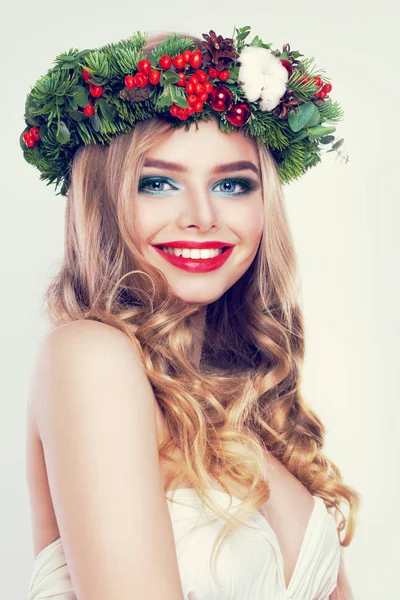 Ευτυχισμένος πρότυπο γυναίκα με Χριστουγεννιάτικο στεφάνι. Ξανθιά ομορφιά — Φωτογραφία Αρχείου