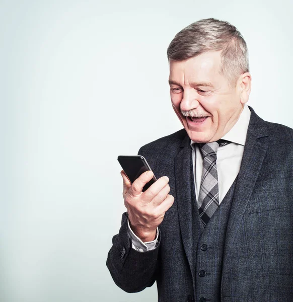 Vanhempi mies Kypsä Liikemies Soittaa puhelun ja pitää hauskaa — kuvapankkivalokuva
