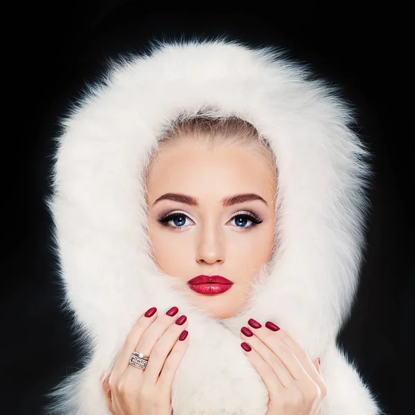 Inverno modelo mulher no fundo escuro — Fotografia de Stock