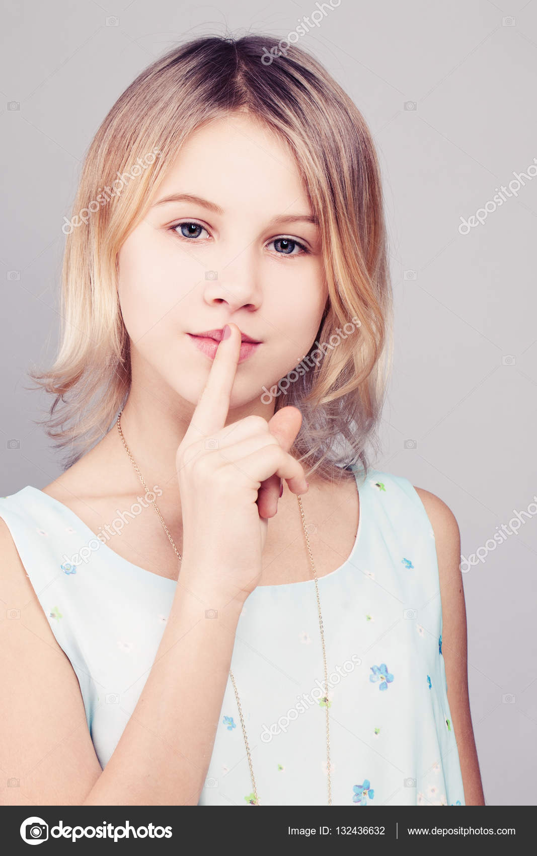 Teen Bob Hair Young Girl With Blonde Bob Hairstyle Teen Girl