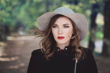 Yeşil alan arka plan açık havada güzel Model kadınlarda. Makyaj, H