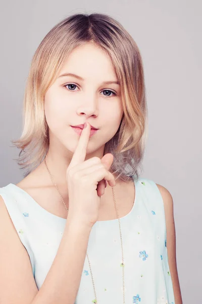 Young Girl with Blonde Bob Hairstyle. Teen Girl Holding her Fing — Stock Photo, Image