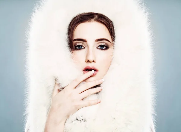 Zimní krása. Hezká zimní žena s makeupem. Detailní obličej — Stock fotografie