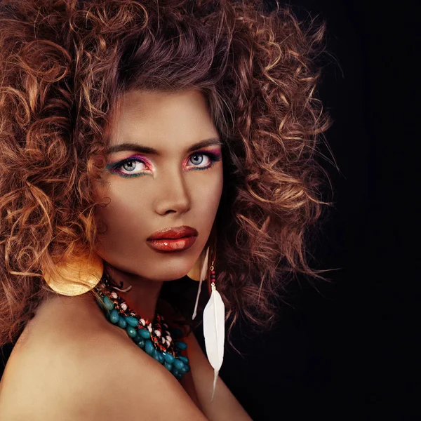 Mulher modelo bonita com cabelo encaracolado, maquiagem e bronze escuro Sk — Fotografia de Stock