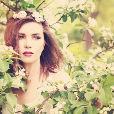 Güzel bir kadın açık havada rahatlatıcı. Vintage moda arka plan wi