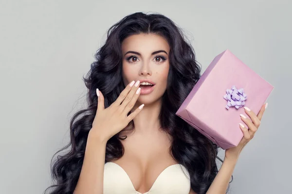 선물 상자 놀된 여자입니다. 오픈 입으로 아름 다운 모델. — 스톡 사진