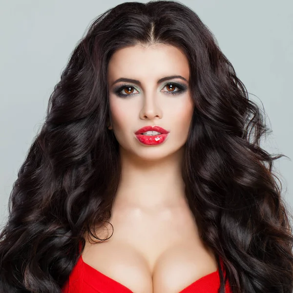 Gyönyörű barna nő divatmodell, göndör hajú, piros ajkak — Stock Fotó