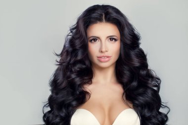 Güzel Model kadın kıvırcık saç modeli ile. L ile esmer kız