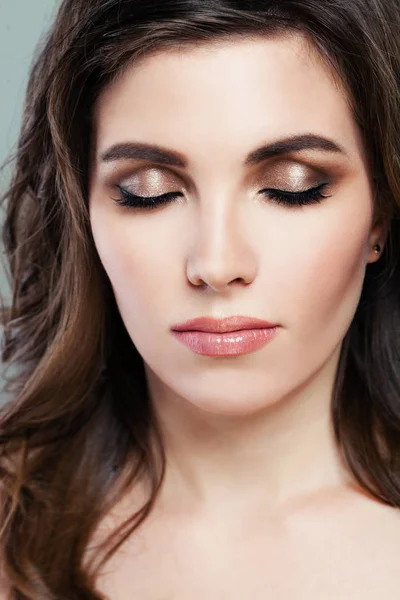 Mooie vrouw met een perfecte make-up. Bruine oogschaduw en Natura — Stockfoto