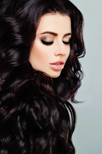 Vacker brunett kvinna med långt lockigt hår och naturlig Makeup — Stockfoto