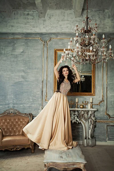 Красива модель жінка в розкішні сукні в Королівському інтер'єру — стокове фото