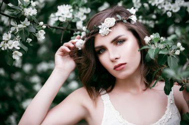 Genç güzellik açık havada. Sevimli kadın moda modelinde çiçek sepeti