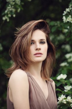 Açık havada kahverengi saçlı güzel kadın. Fl ile muhteşem modeli