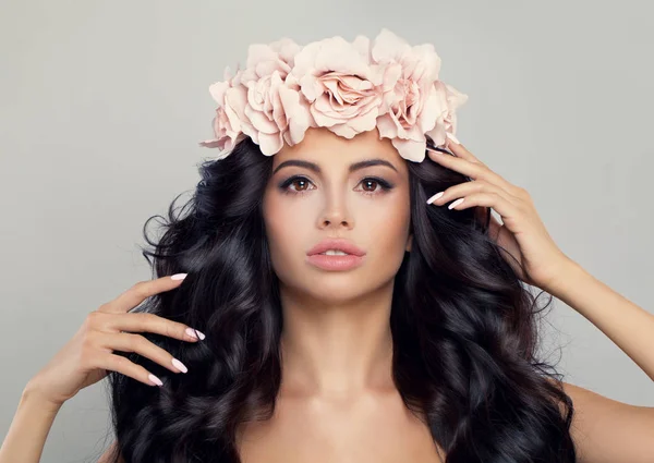 Spa Beauty. Beautiful Woman in Flowers Wreath. Perfect Model wit — Stock Photo, Image