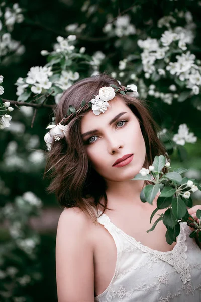 Beautiful Model Woman with Bob Hairstyle, Makeup and White Flowe — Stock Photo, Image