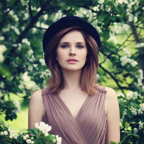 Beautiful Woman in a Black Hat Outdoors. Spring Portrait of Fash — Stock Photo, Image