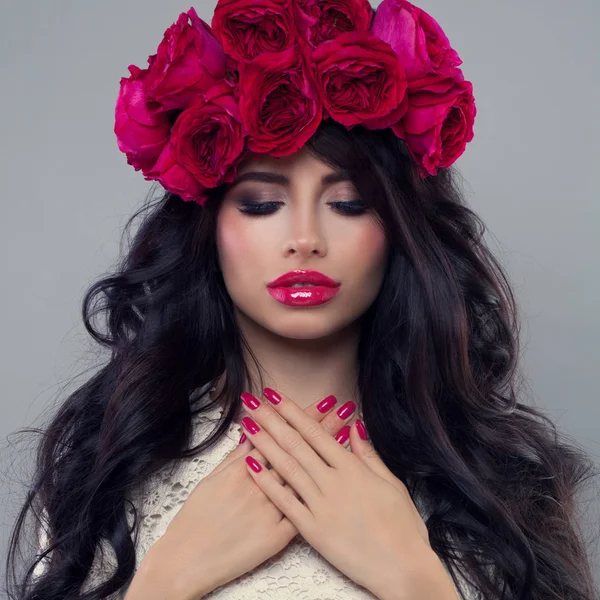 Beleza Glamorosa. Mulher bonita com maquiagem e flores grinalda — Fotografia de Stock